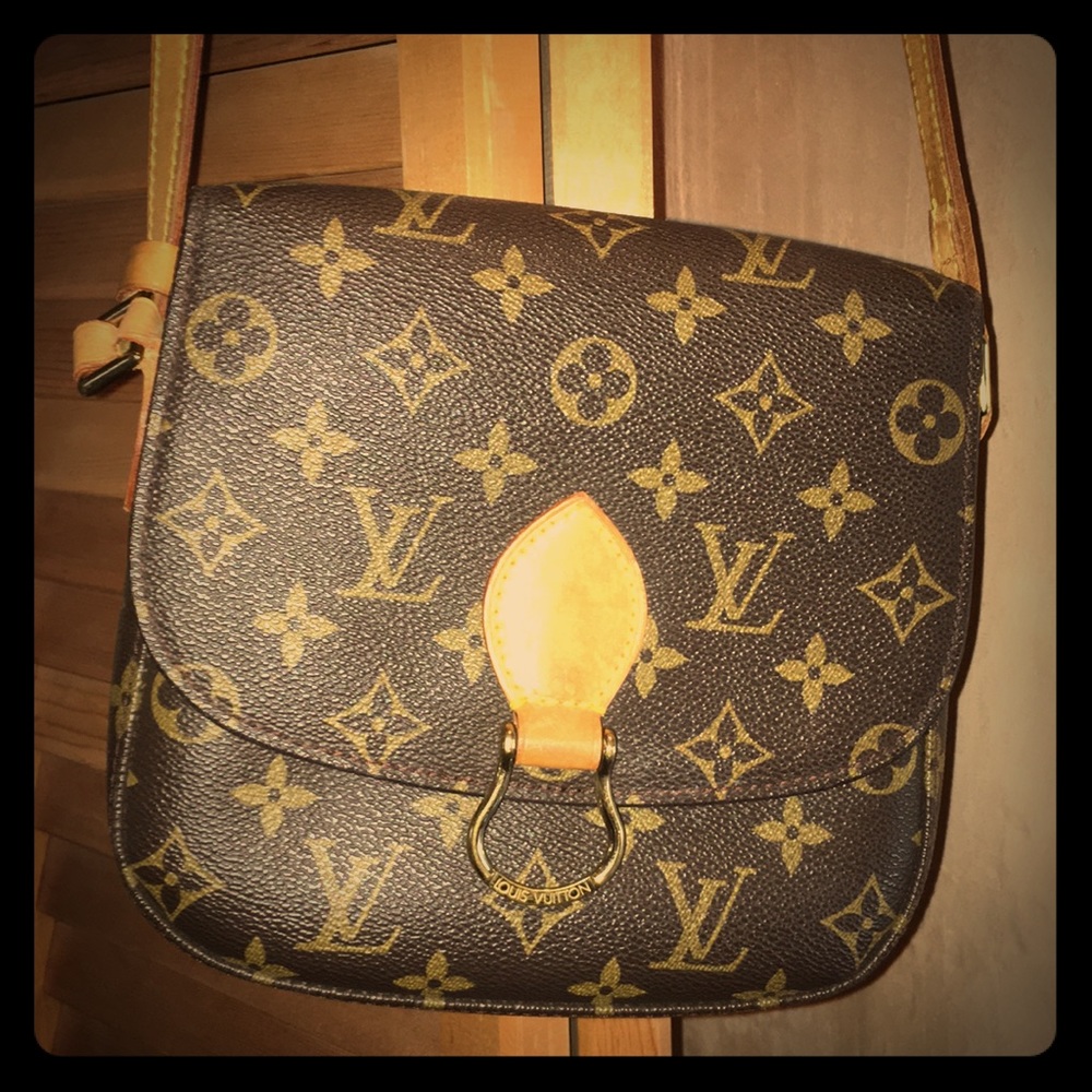 SMALL LOUIS VUITTON PURSE. NEVER USED.